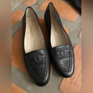 CHANEL Black loafers size 7.5 🖤